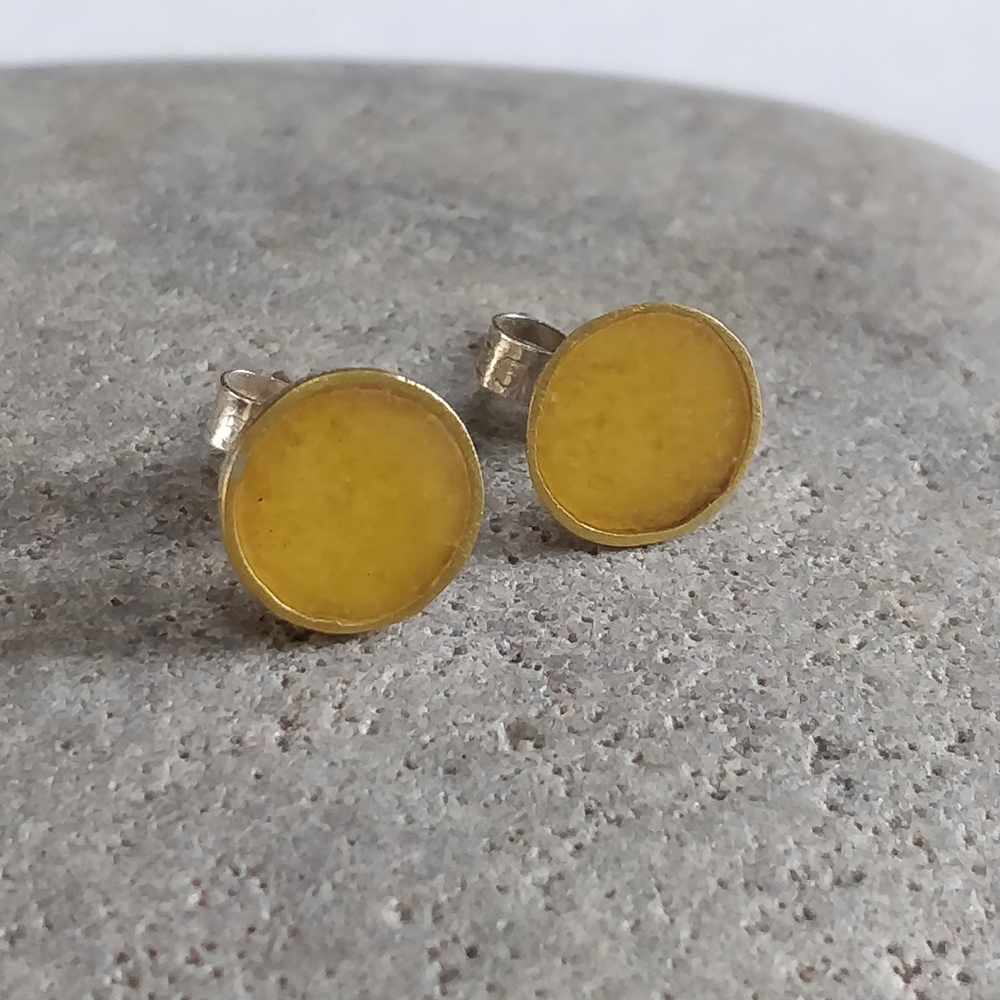 Yellow and gold pair of earrings 